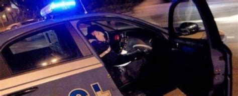 Rapina la banca mentre passa una volante della polizia, arrestato 